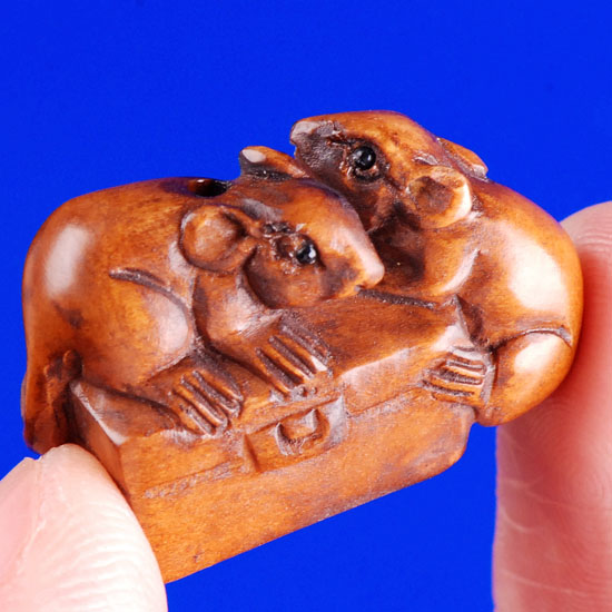 aaa0138 Japanese Boxwood Wood Ojime Bead 2 Mouse On Box