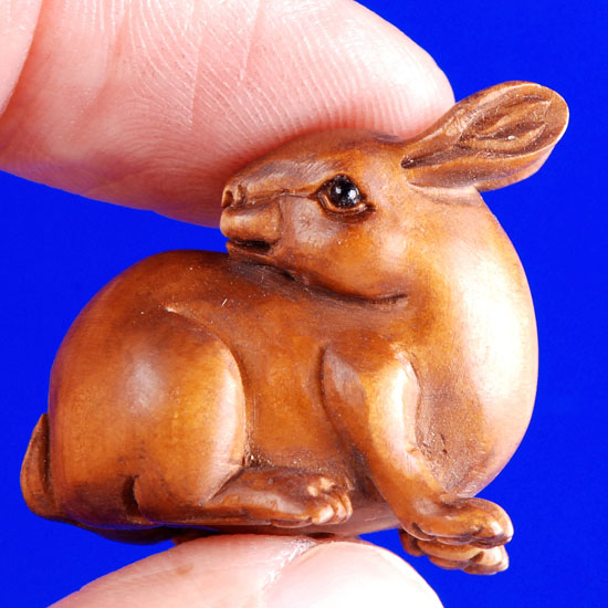 aaa0154 Japanese Boxwood Wood Ojime Bead Rabbit Back Looking