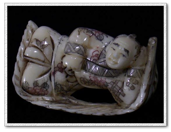 aca0009 japan bone netsuke carving man on leaf