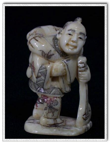 aca0011 japanese bone netsuke carving man shovel