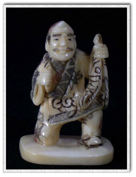 aca0018 japanese bone netsuke carving man fish