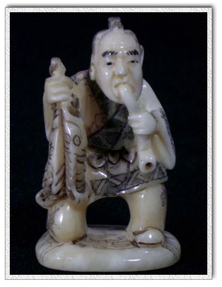 aca0021 japanese bone netsuke carving man pipe
