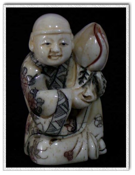 aca0024 japanese bone netsuke carving man peach