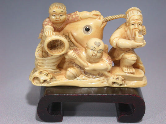adb0800 Fine Genuine Mammoth Ivory Netsuke Man Boy Carry Fish
