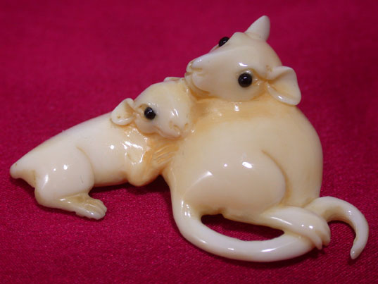 aeb0447 HAND CARVED HIPPO TUSK NETSUKE 2 MOUSE MOM BABY