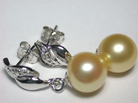 dae008w 8mm Golden Akoya Pearl Diamond Earrings 18 Gold