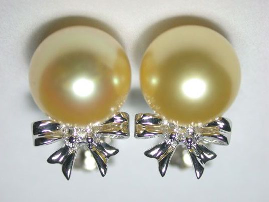 dae009w 8mm Golden Akoya Pearl Diamond Earrings 18 Gold