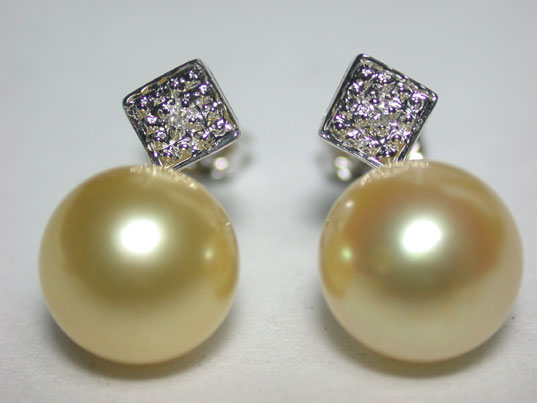 dae030w 8mm Golden Akoya Pearl Diamond Earrings 18 Gold
