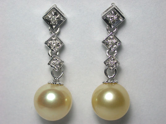 dae045w 8mm Golden Akoya Pearl Diamond Earrings 18 Gold
