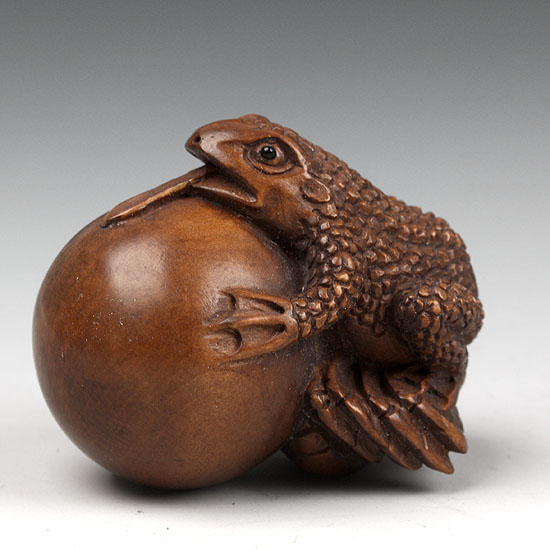 1111918 Japanese Boxwood Wood Netsuke Toad On Ball