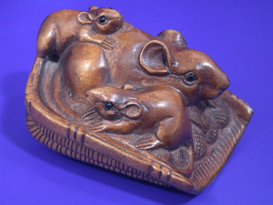 1111945 Japanese Boxwood Wood Netsuke 3 Mouse On Dustpan