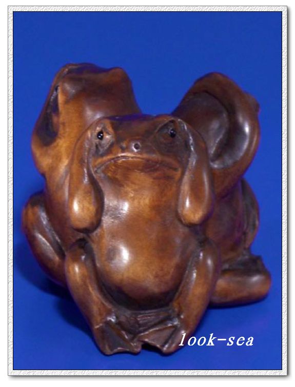 1111957 Japanese Boxwood Wood Netsuke 3 Frog Play