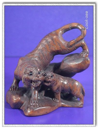 1111959 Japanese Boxwood Wood Netsuke Tiger Mom Baby