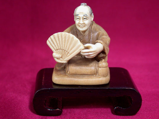 win2036 Japanese Wood Ivory Netsuke Man Hold Fan